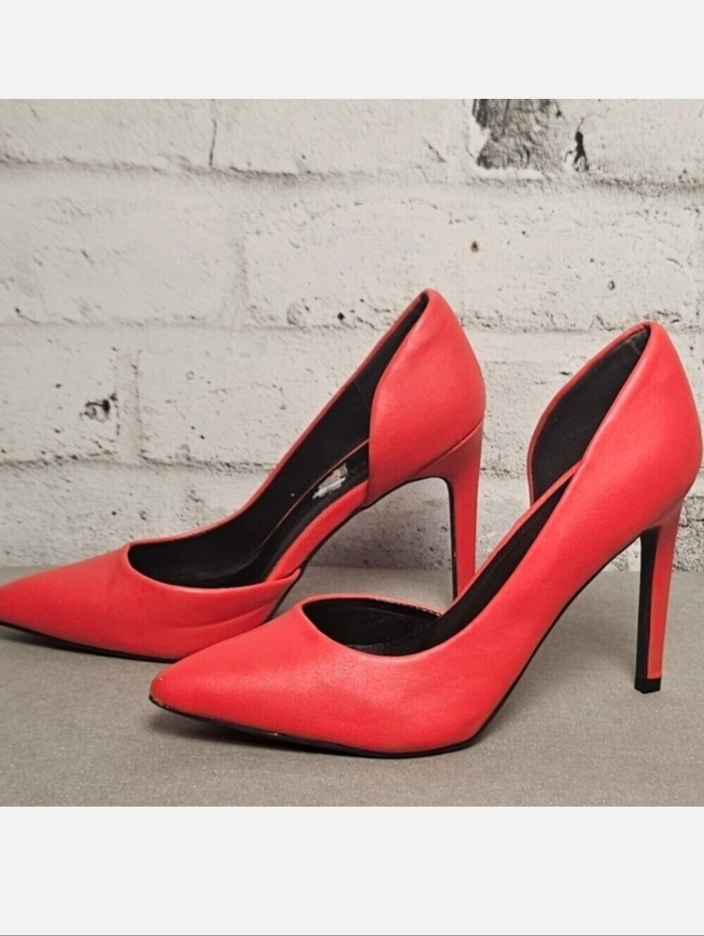 Le Chateau Red Pointed Toe Stiletto Pumps Classic Heels Size 8 - Picture 2 of 6